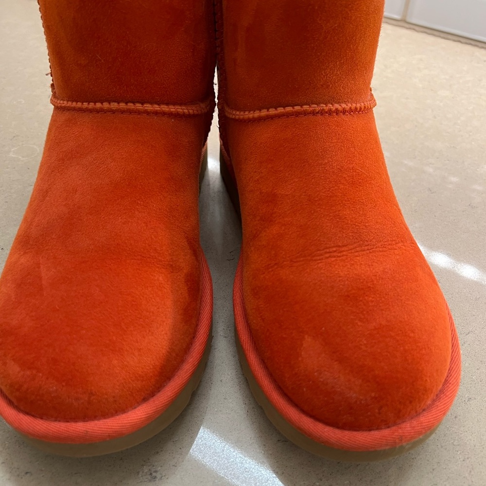 Woman’s Ugg classic ll boot size 6/ 36. Red / orange. Excellent condition.